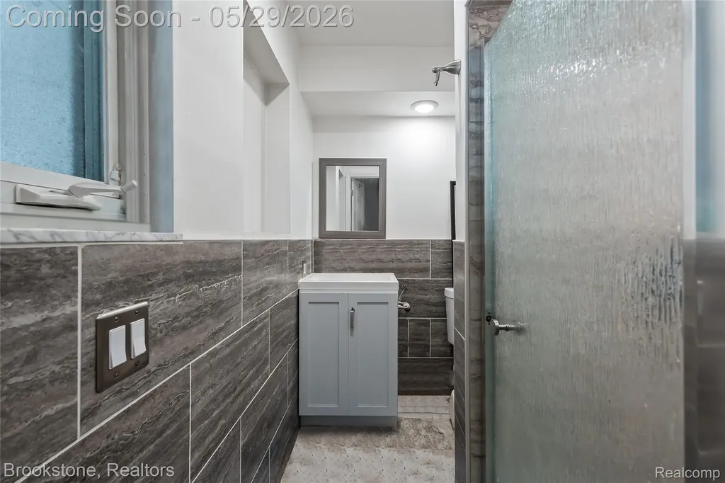 6921 Robindale Avenue Dearborn Heights City MI 48127