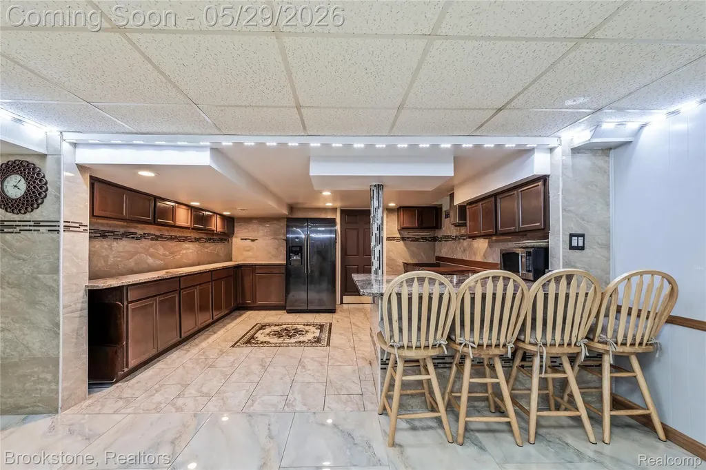 6921 Robindale Avenue Dearborn Heights City MI 48127