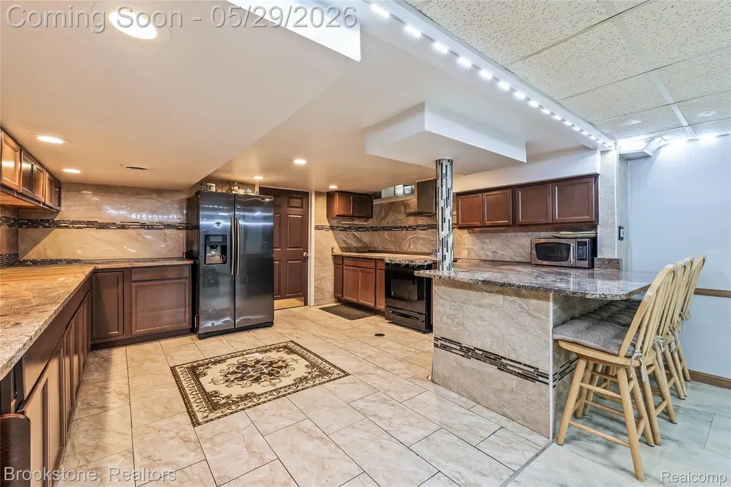 6921 Robindale Avenue Dearborn Heights City MI 48127