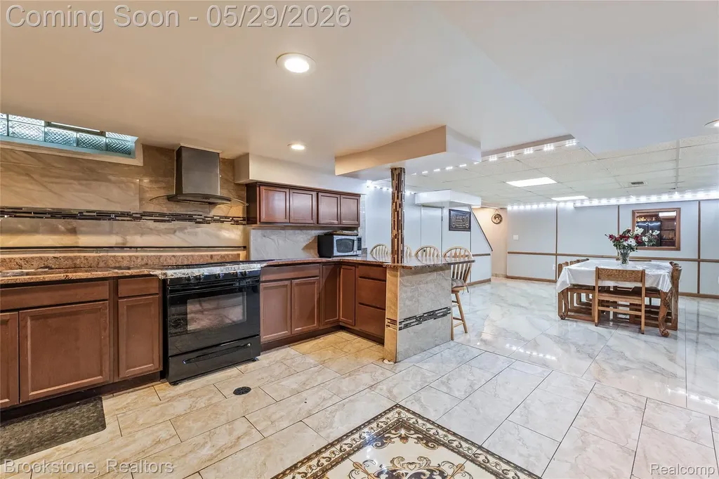 6921 Robindale Avenue Dearborn Heights City MI 48127