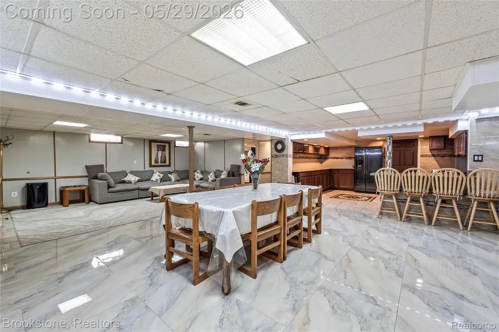 6921 Robindale Avenue Dearborn Heights City MI 48127
