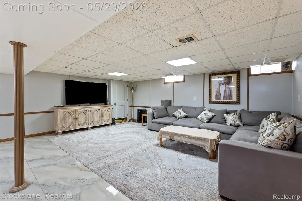 6921 Robindale Avenue Dearborn Heights City MI 48127