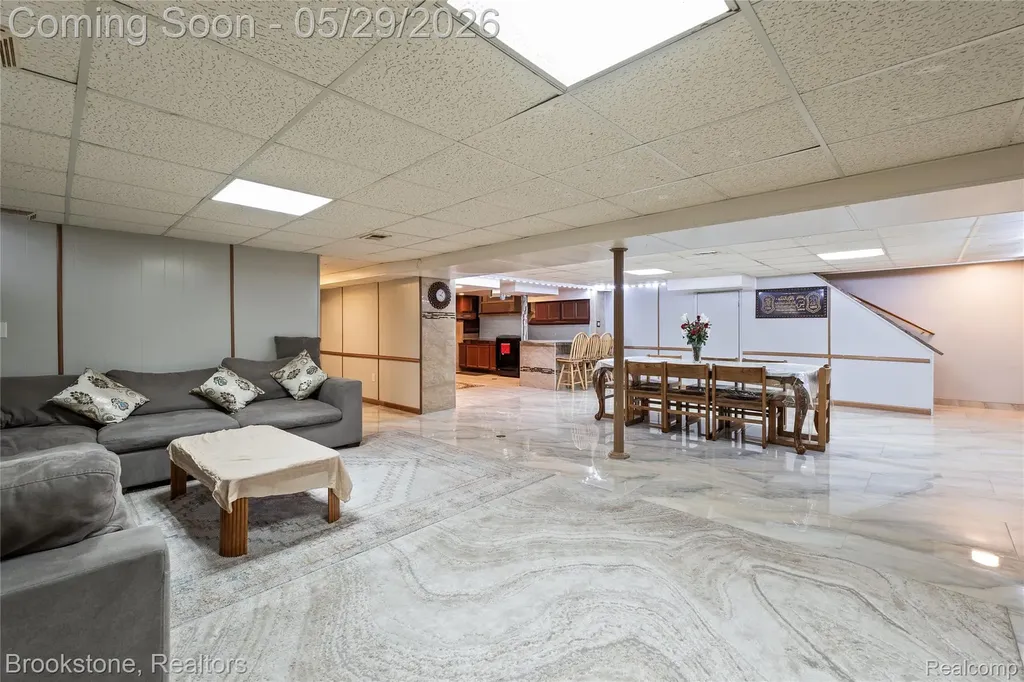 6921 Robindale Avenue Dearborn Heights City MI 48127