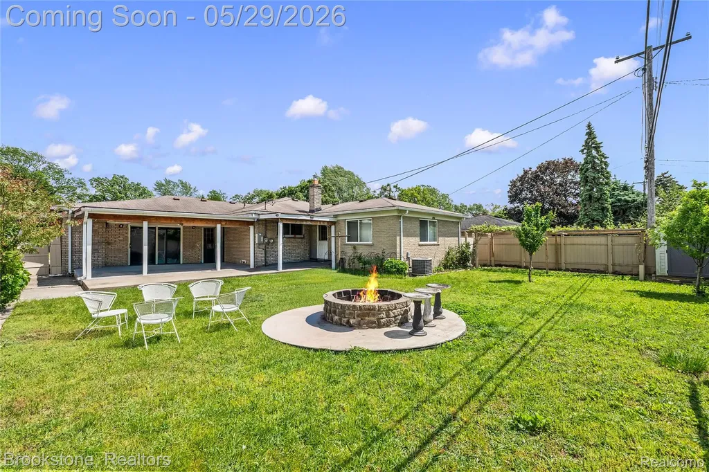 6921 Robindale Avenue Dearborn Heights City MI 48127