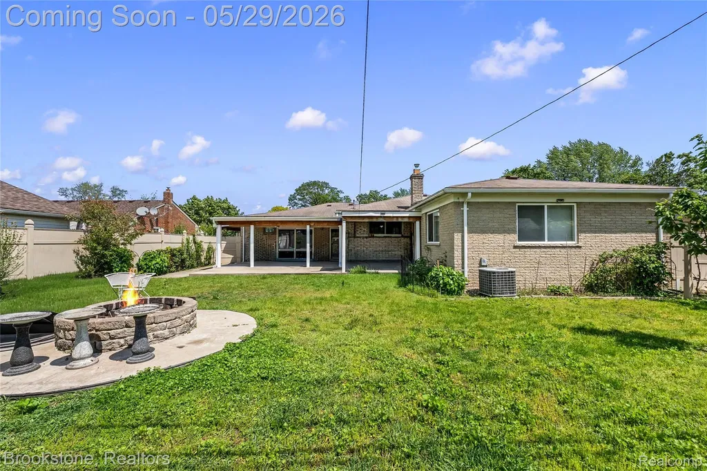 6921 Robindale Avenue Dearborn Heights City MI 48127