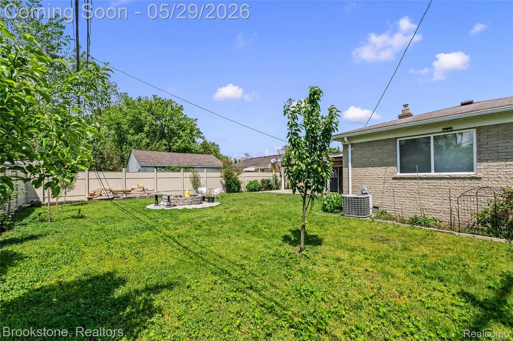 6921 Robindale Avenue Dearborn Heights City MI 48127