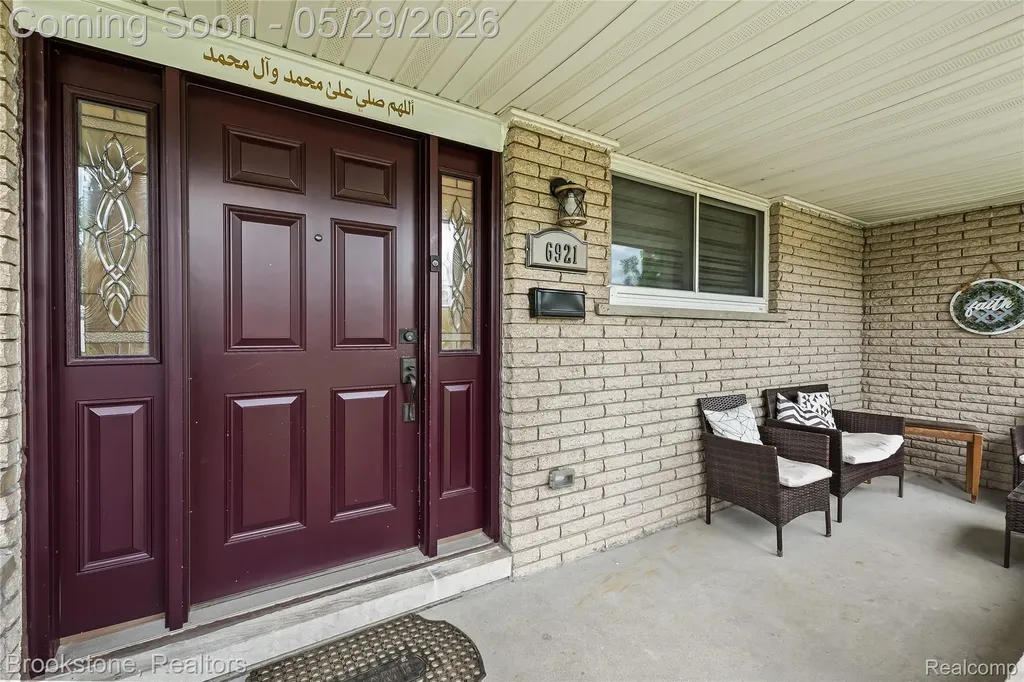 6921 Robindale Avenue Dearborn Heights City MI 48127