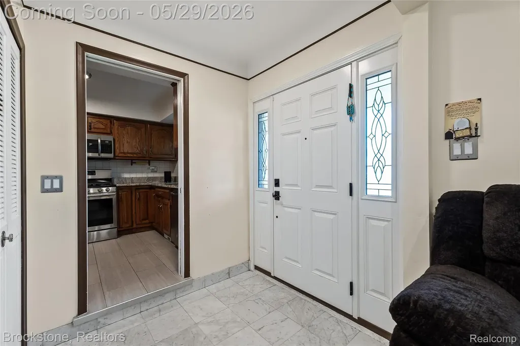 6921 Robindale Avenue Dearborn Heights City MI 48127