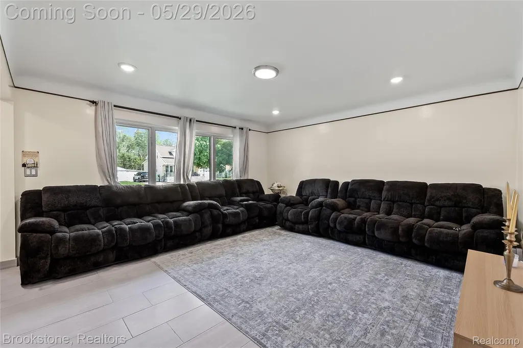 6921 Robindale Avenue Dearborn Heights City MI 48127