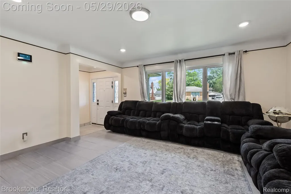 6921 Robindale Avenue Dearborn Heights City MI 48127