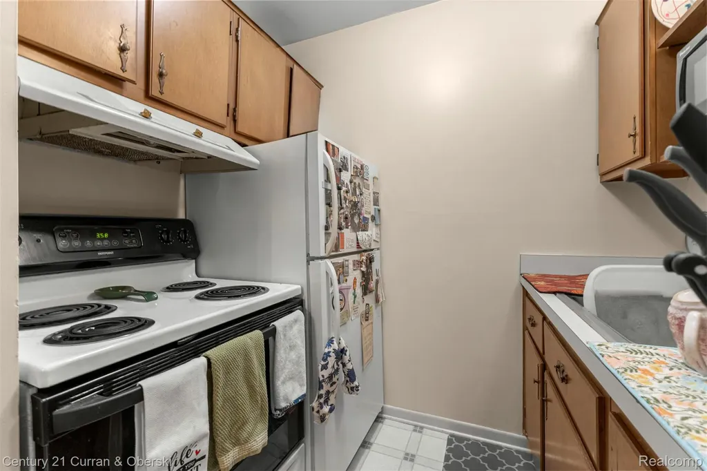 31831 Grand River Avenue Farmington City MI 48336