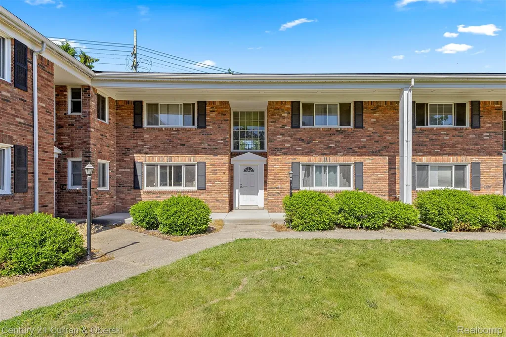 31831 Grand River Avenue Farmington City MI 48336
