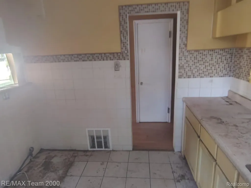 24806 Frisbee Street Detroit City MI 48219
