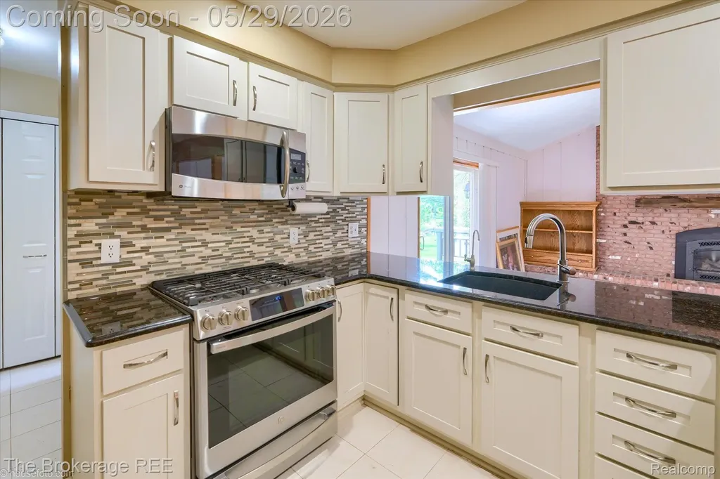 6933 Hubbard Hills Drive Independence Charter Township MI 48348