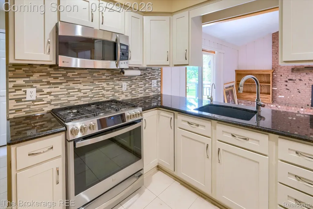 6933 Hubbard Hills Drive Independence Charter Township MI 48348