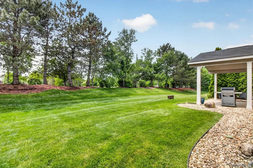 49271 Laguna Drive Van Buren Charter Township MI 48111