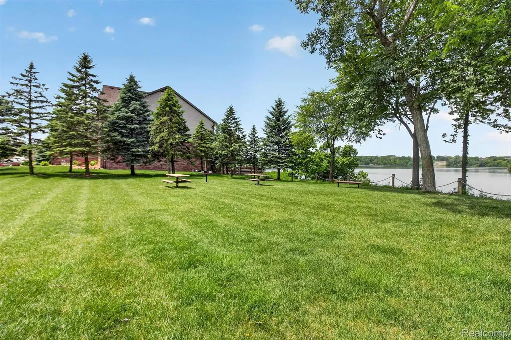 49271 Laguna Drive Van Buren Charter Township MI 48111