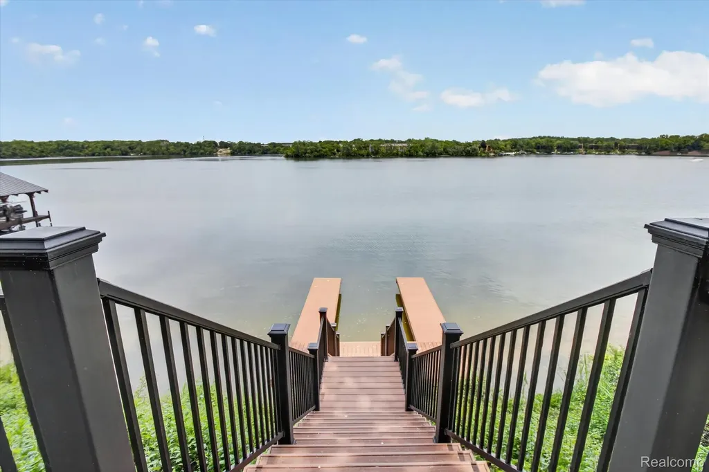 49271 Laguna Drive Van Buren Charter Township MI 48111