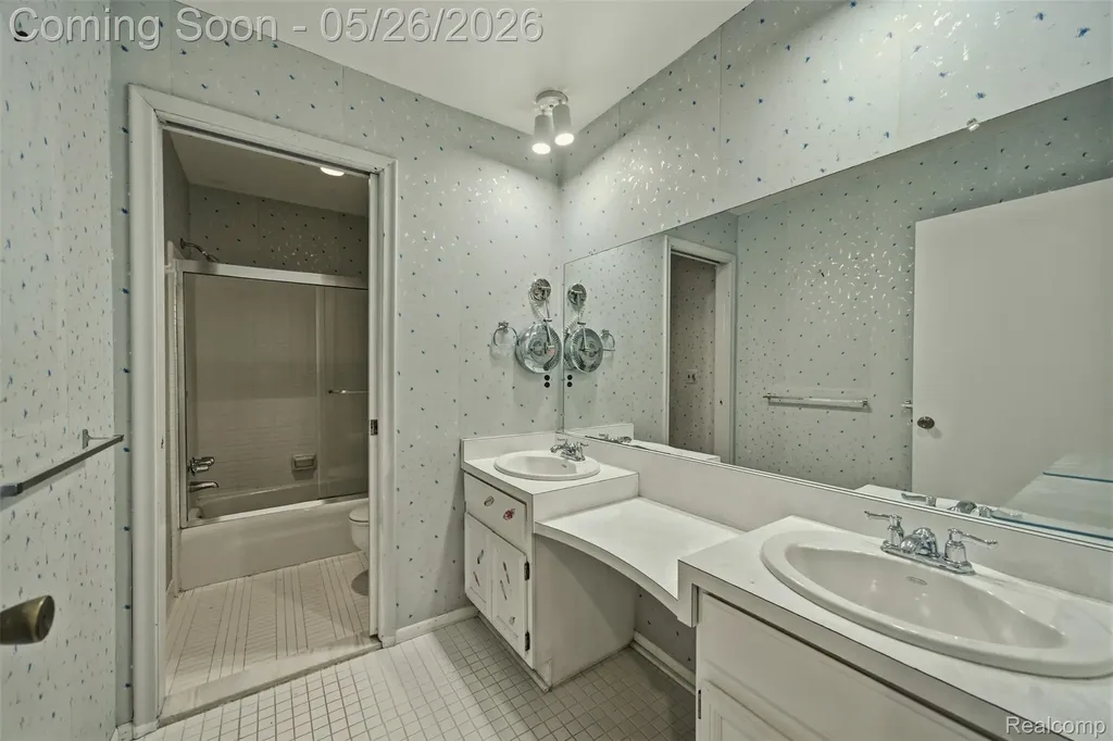 25201 Briarwyke Drive Farmington Hills City MI 48336