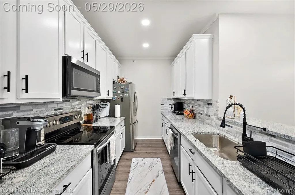 527 Red Oak Court Walled Lake City MI 48390