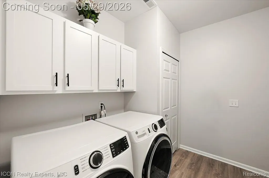 527 Red Oak Court Walled Lake City MI 48390