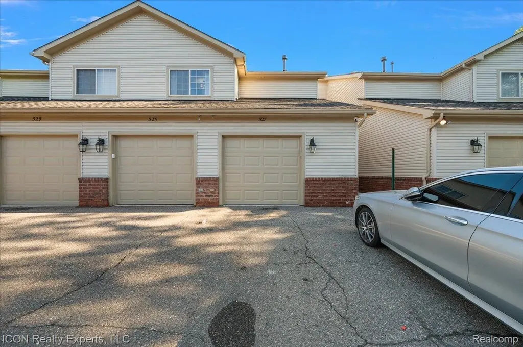 527 Red Oak Court Commerce Charter Township MI 48390