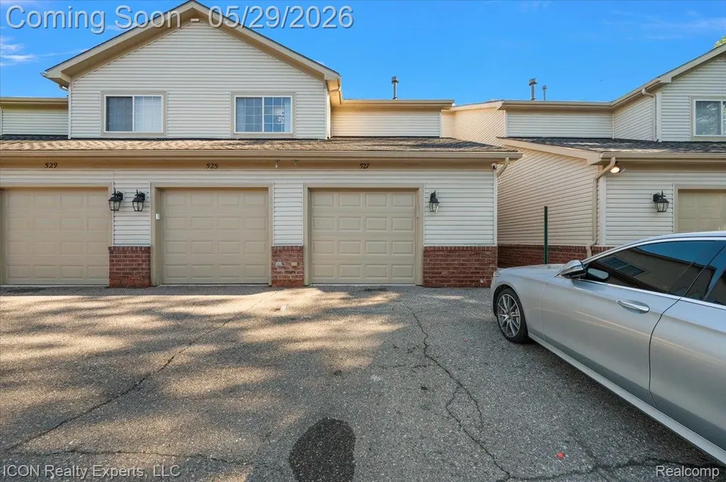 527 Red Oak Court Walled Lake City MI 48390