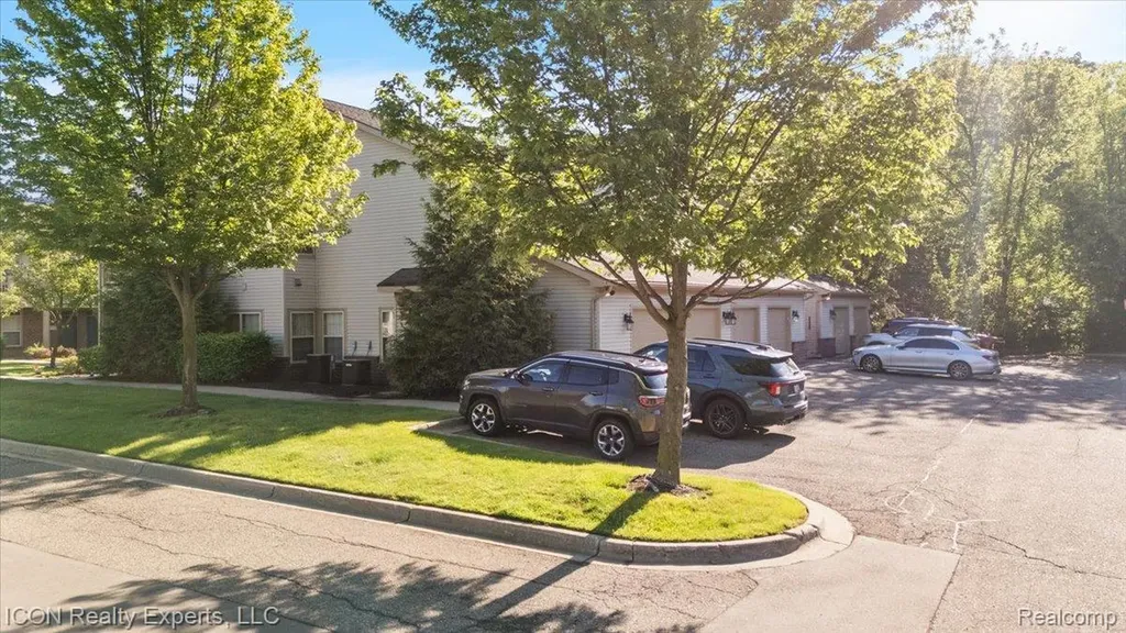 527 Red Oak Court Commerce Charter Township MI 48390