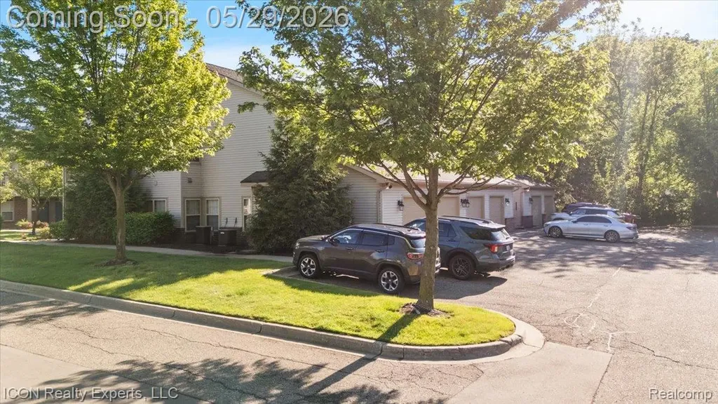 527 Red Oak Court Walled Lake City MI 48390