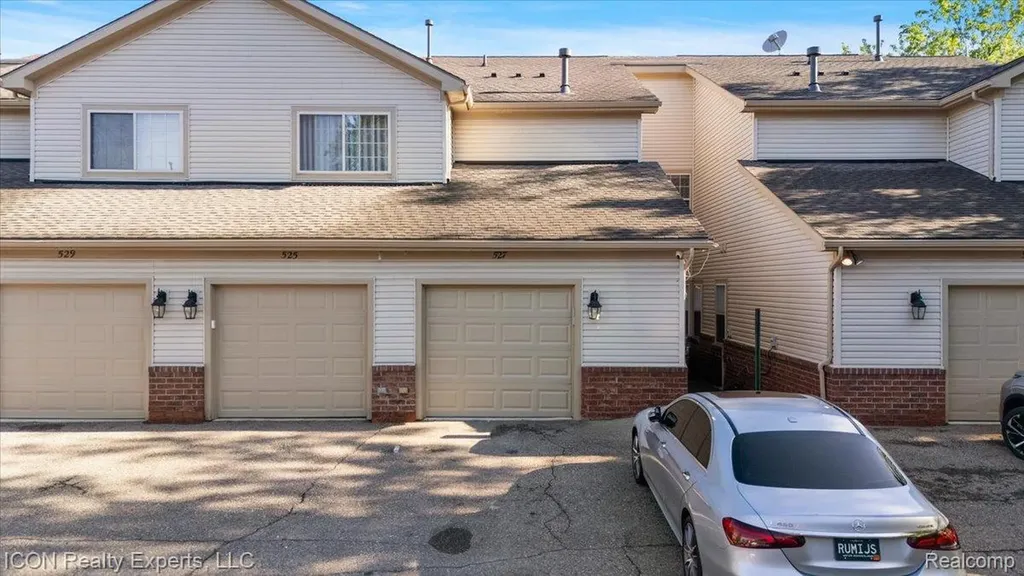 527 Red Oak Court Commerce Charter Township MI 48390
