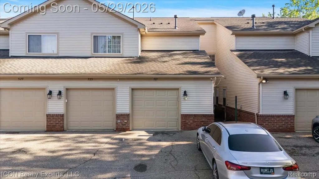 527 Red Oak Court Walled Lake City MI 48390