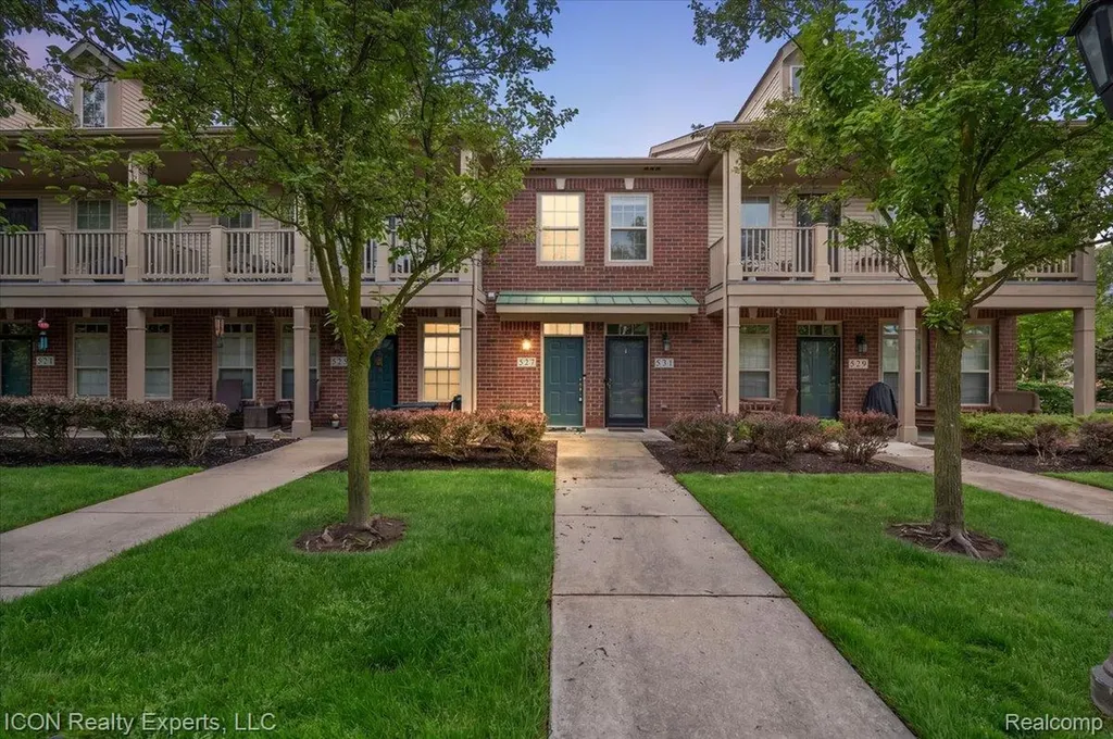 527 Red Oak Court Commerce Charter Township MI 48390