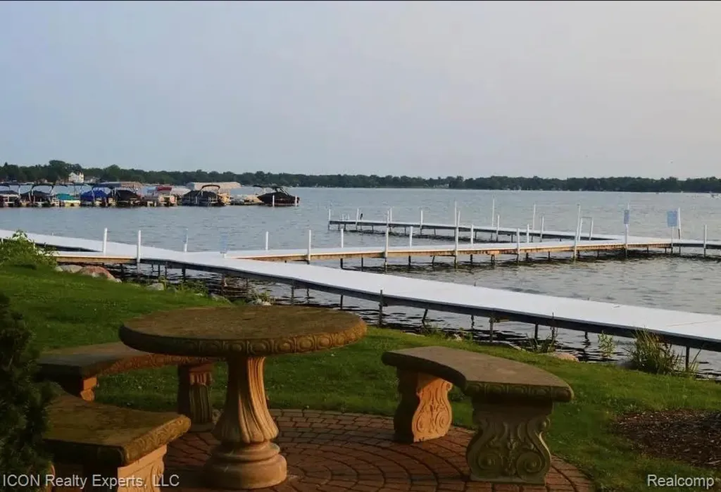 527 Red Oak Court Commerce Charter Township MI 48390