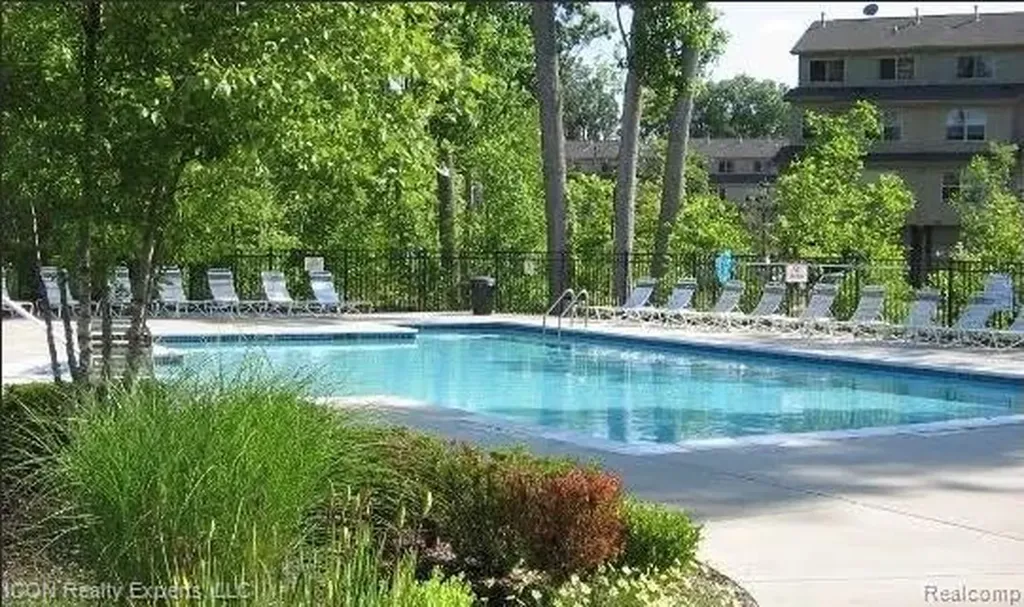 527 Red Oak Court Commerce Charter Township MI 48390