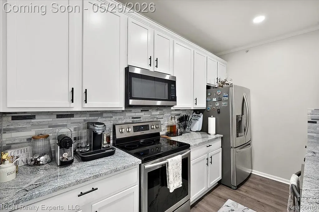 527 Red Oak Court Walled Lake City MI 48390