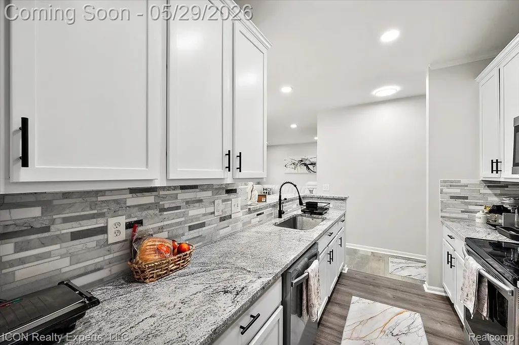 527 Red Oak Court Walled Lake City MI 48390