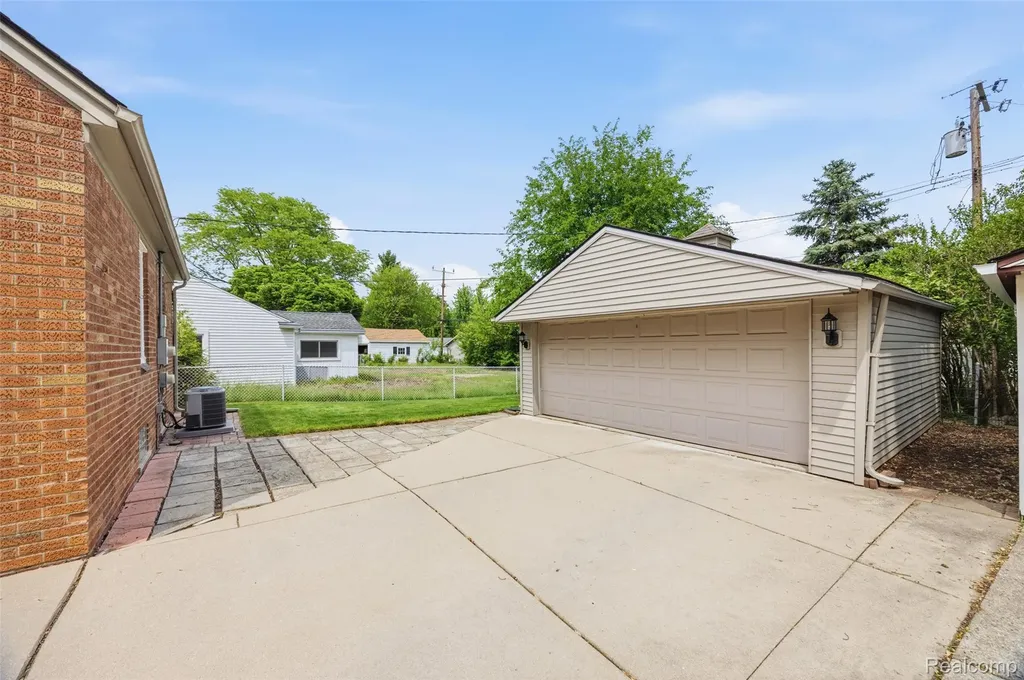 1304 N Vernon Street Dearborn City MI 48128