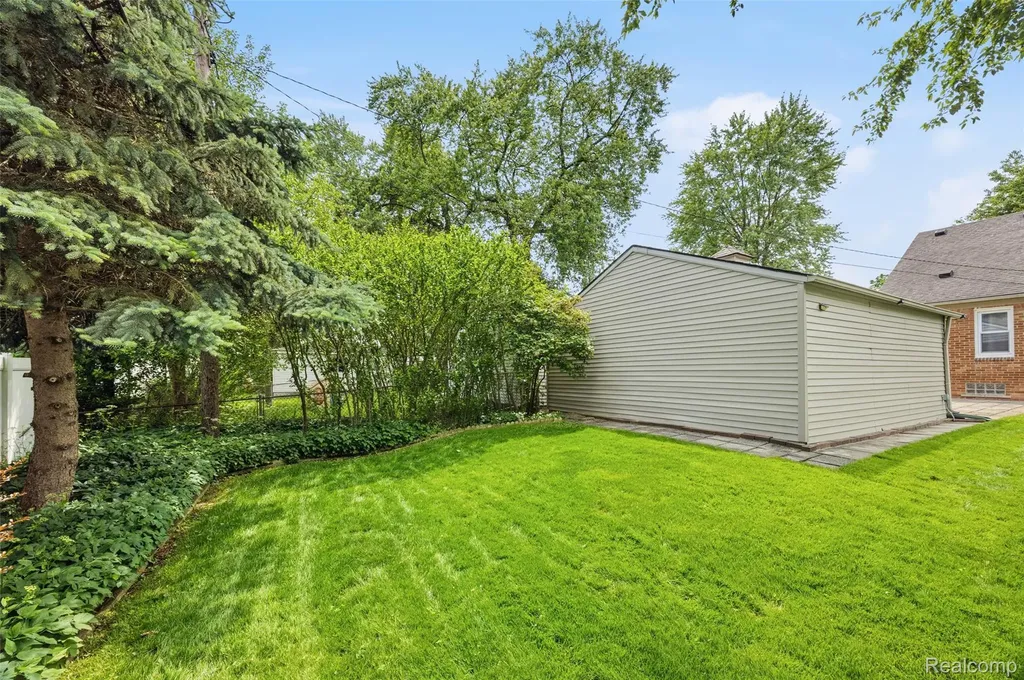 1304 N Vernon Street Dearborn City MI 48128