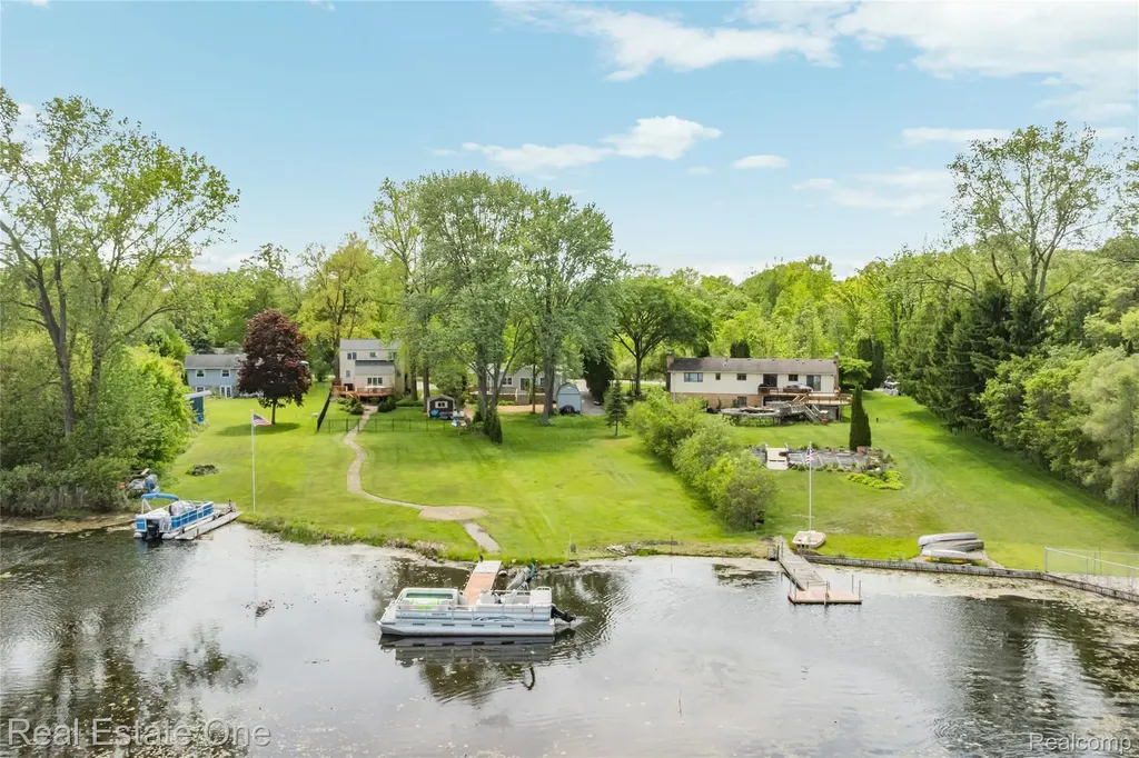9503 Edward Drive Brighton Township MI 48114