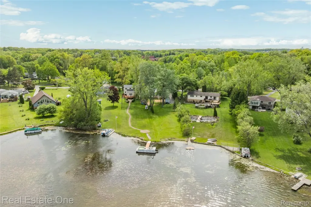 9503 Edward Drive Brighton Township MI 48114