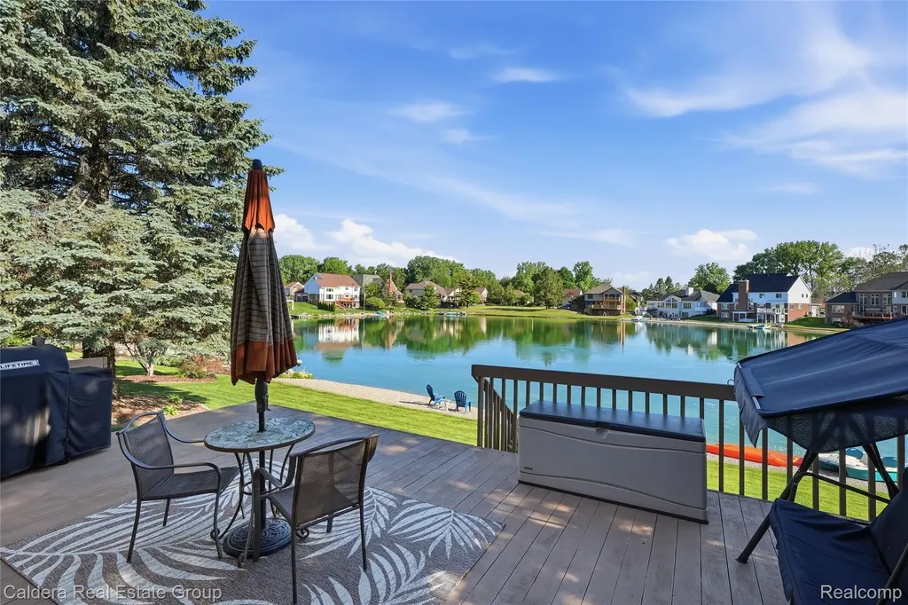 8915 Chestnut Run Drive Shelby Charter Township MI 48317