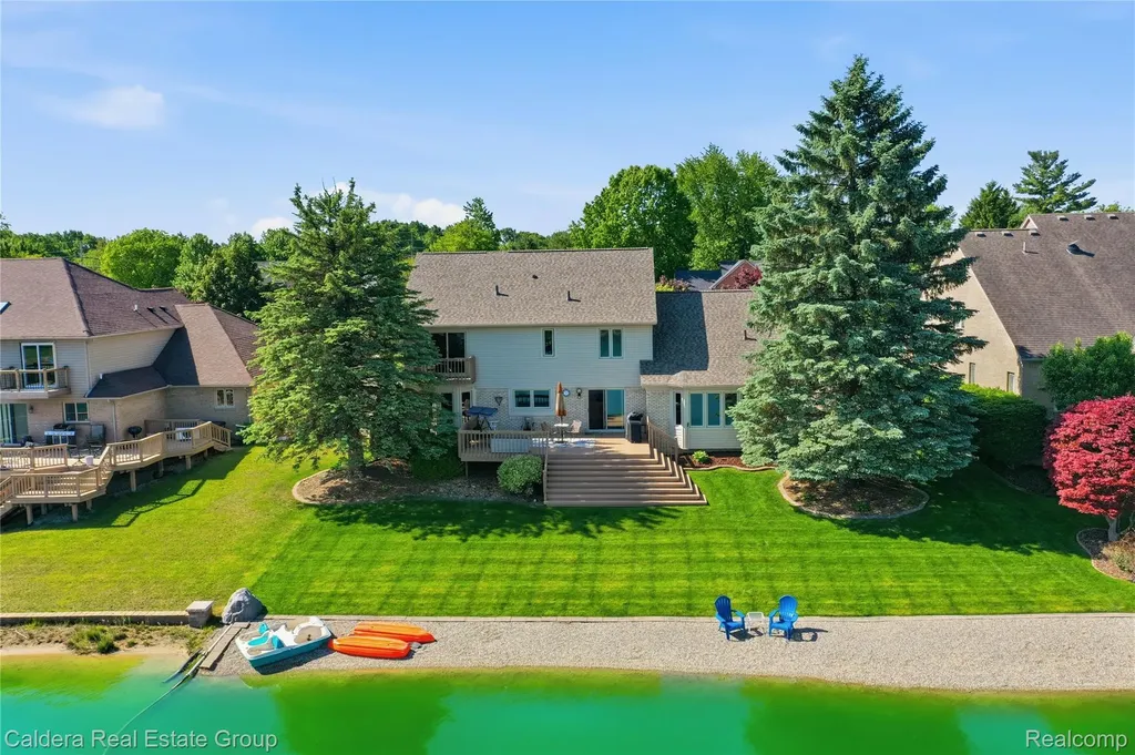 8915 Chestnut Run Drive Shelby Charter Township MI 48317