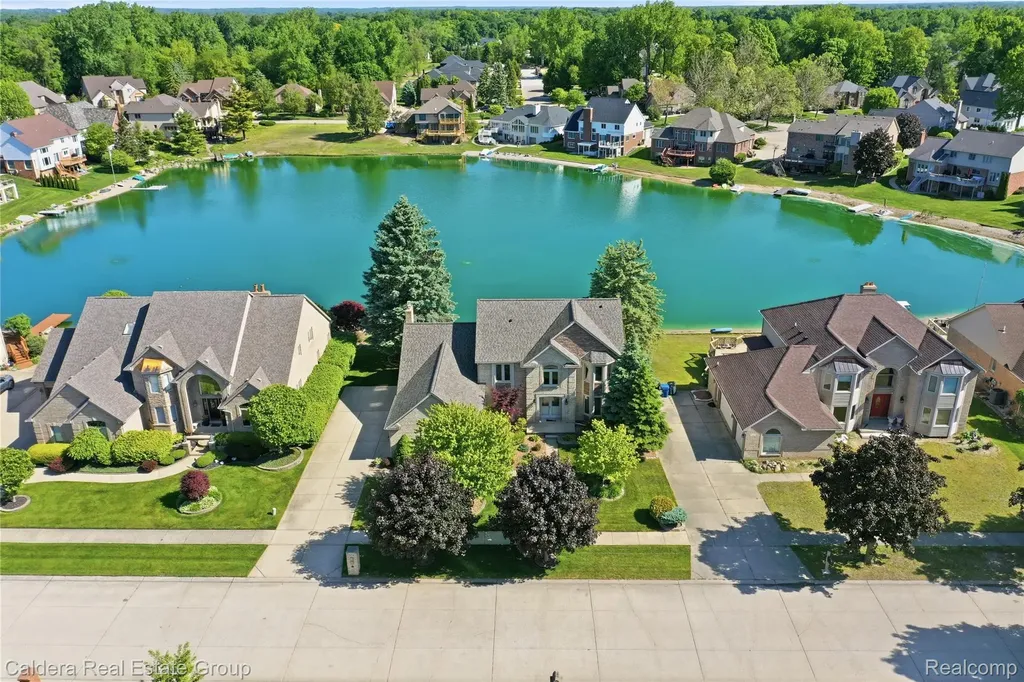 8915 Chestnut Run Drive Shelby Charter Township MI 48317