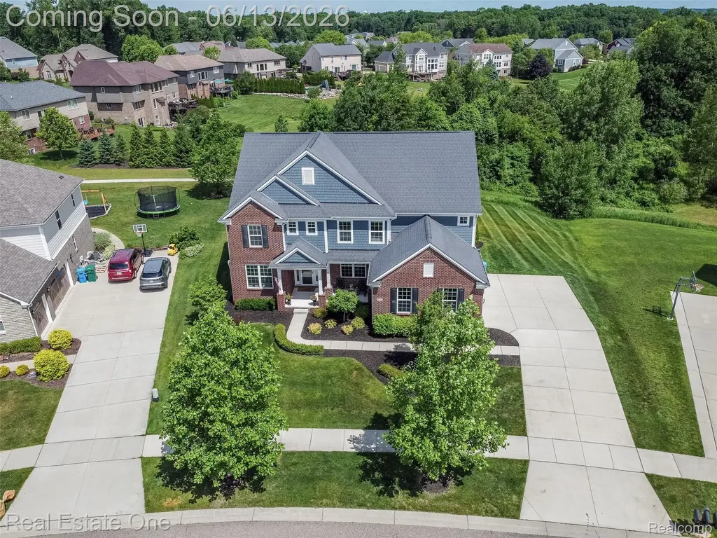 1938 Trowbridge Lane Commerce Charter Township MI 48382