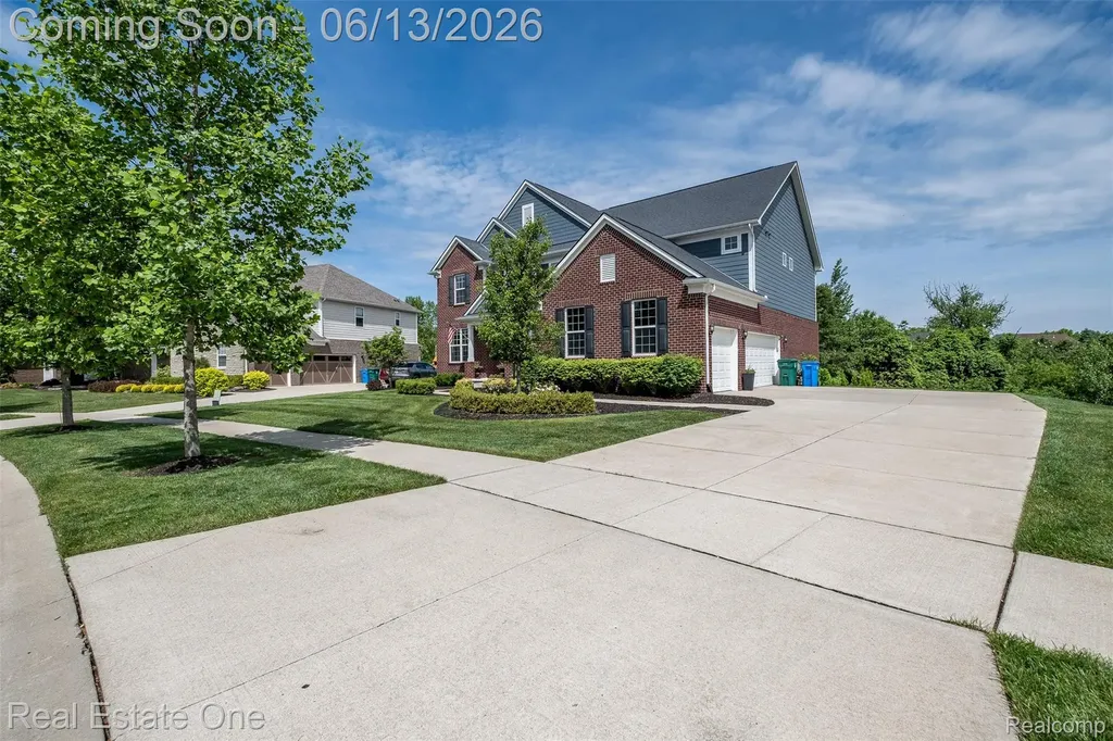 1938 Trowbridge Lane Commerce Charter Township MI 48382