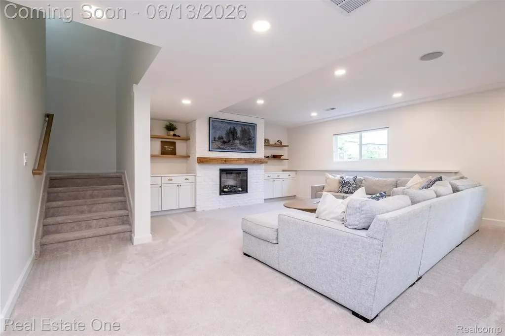 1938 Trowbridge Lane Commerce Charter Township MI 48382