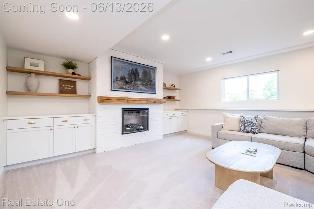1938 Trowbridge Lane Commerce Charter Township MI 48382
