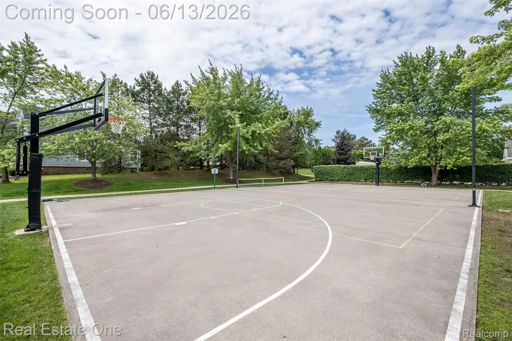 1938 Trowbridge Lane Commerce Charter Township MI 48382