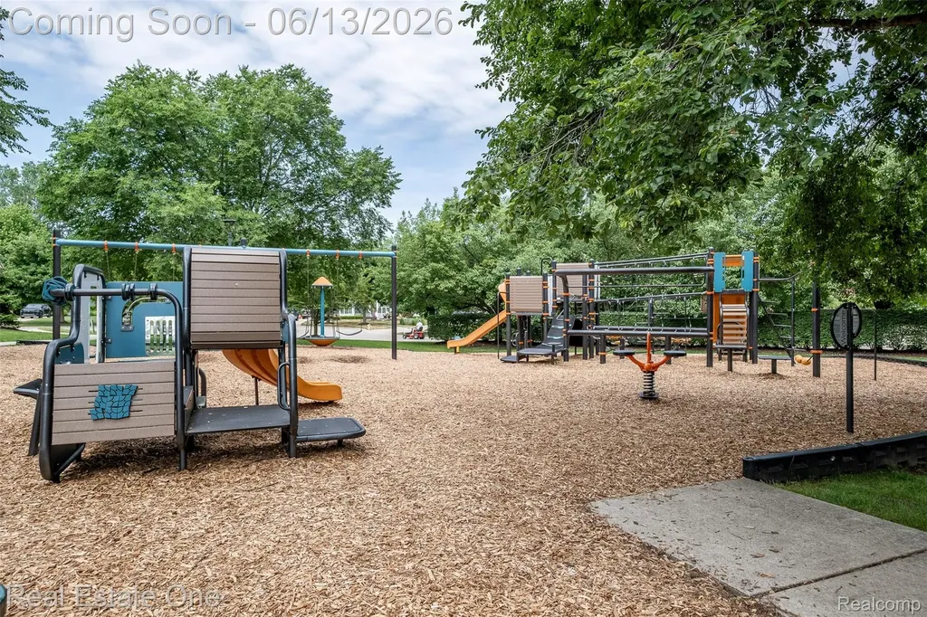 1938 Trowbridge Lane Commerce Charter Township MI 48382