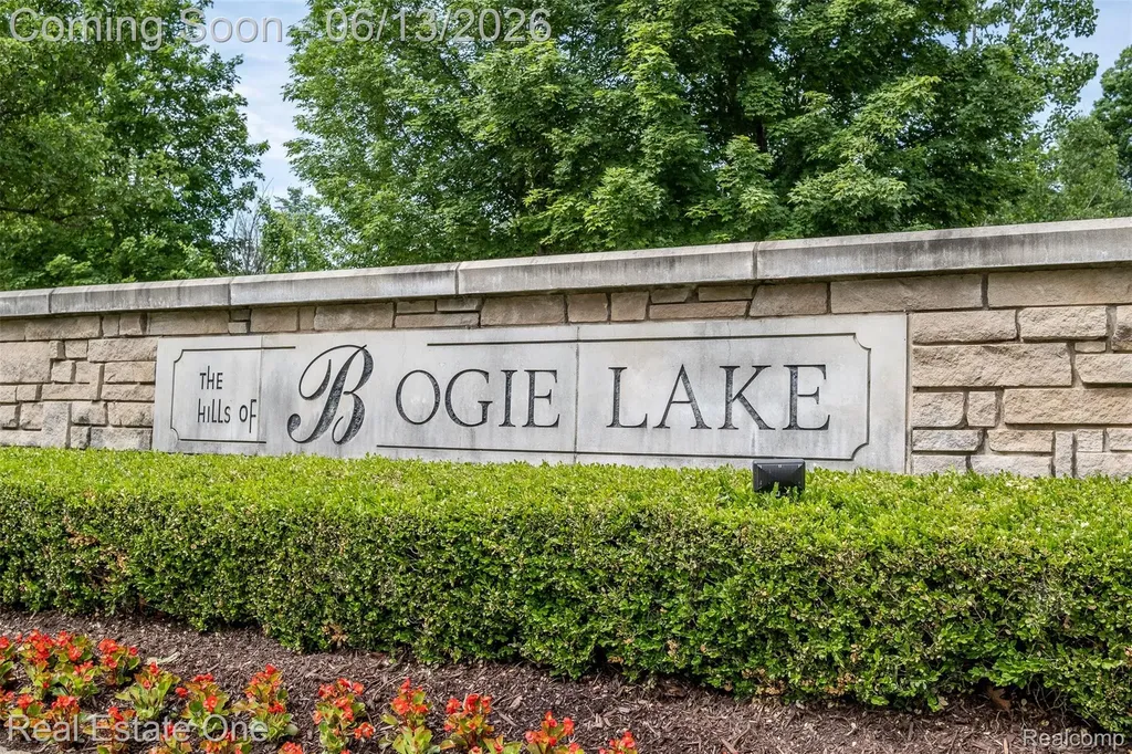 1938 Trowbridge Lane Commerce Charter Township MI 48382